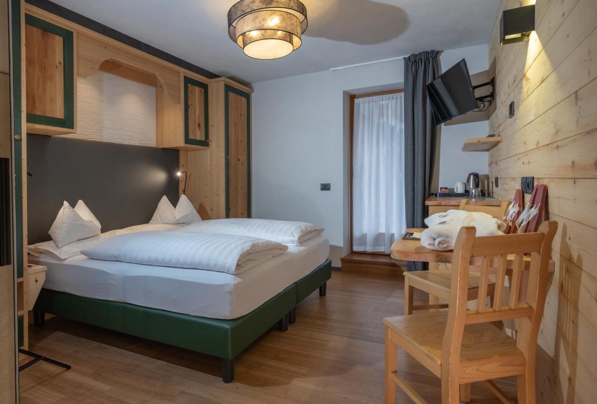 La Roccia Wellness Hotel Cavalese Exterior photo